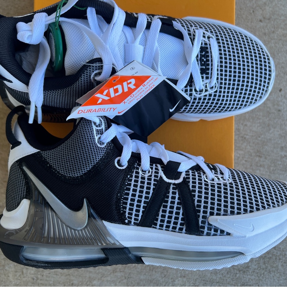 Nike LeBron Witness 7 Shoes White Black DM1122-100 Size 7.5 Men Or 9 Women